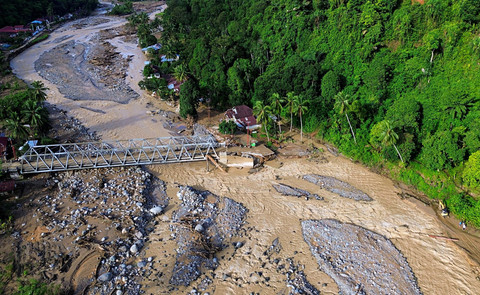 Foto udara jalan yang terputus di kawasan Batu Busuk, Pauh, Padang, Sumatera Barat, Selasa (16/12/2025). Foto: ANTARA FOTO/Iggoy el Fitra