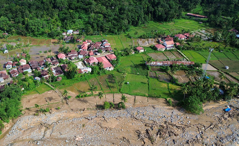 Foto udara areal persawahan yang rusak akibat banjir bandang di Batu Busuk, Padang, Sumatera Barat, Selasa (16/12/2025). Foto: ANTARA FOTO/Iggoy el Fitra