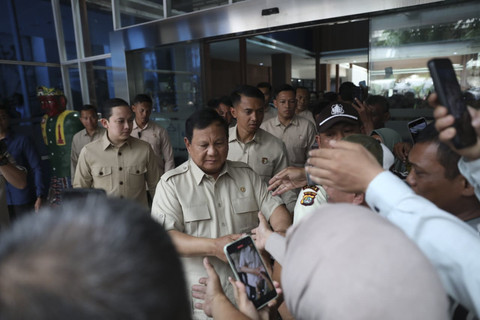 Presiden Prabowo Subianto menjenguk korban yang ditabrak mobil MBG di RSUD Koja, Jakarta Utara, Selasa (16/12/2025). Foto: Dok. Tim Media Prabowo