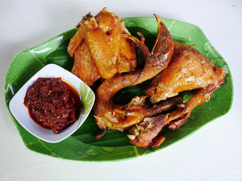 Ilustrasi daging ayam kampung. Foto: haryanta.p/Shutterstock