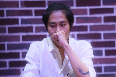 DJ Panda bersama kuasa hukum saat konferensi pers permintaan maaf kepada Erika Carlina di kawasan Sudirman, Jakarta, Selasa, (16/12/2025).   Foto: Agus Apriyanto