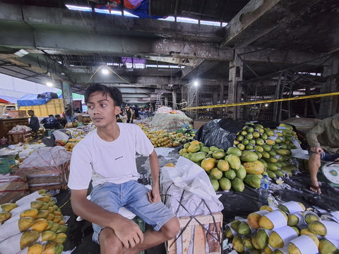 Suasana aktivitas dagang yang mulai kembali berlangsung di Los C2 Pasar Induk Kramat Jati, Jakarta Timur pada Selasa (16/12/2025). Foto: Argya D. Maheswara/kumparan 