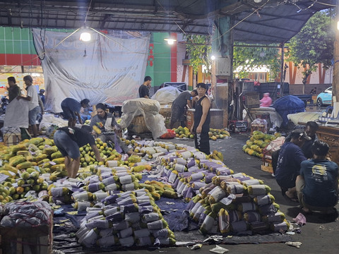 Suasana aktivitas dagang yang mulai kembali berlangsung di Los C2 Pasar Induk Kramat Jati, Jakarta Timur pada Selasa (16/12/2025). Foto: Argya D. Maheswara/kumparan 