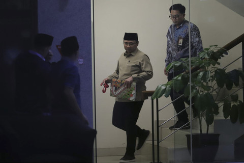 Eks Menag, Yaqut Cholil Qoumas alias Gus Yaqut berjalan keluar usai dimintai keterangan terkait kasus dugaan korupsi kuota haji di Gedung Merah Putih KPK, Jakarta, Selasa (16/12/2025). Foto: Jamal Ramadhan/kumparan