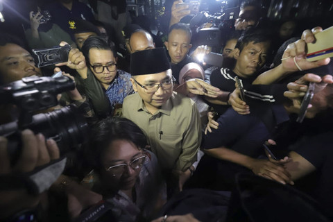 Eks Menag, Yaqut Cholil Qoumas alias Gus Yaqut berjalan keluar usai dimintai keterangan terkait kasus dugaan korupsi kuota haji di Gedung Merah Putih KPK, Jakarta, Selasa (16/12/2025). Foto: Jamal Ramadhan/kumparan