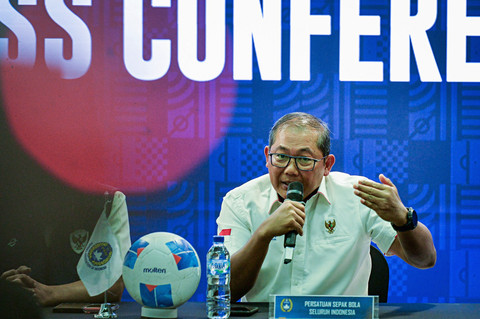 Ketua Badan Tim Nasional PSSI Sumardji menyampaikan keterangan saat konferensi pers terkait hasil Sea Games 2025 di Jakarta, Selasa (16/12/2025). Foto: ANTARA FOTO/Putra M. Akbar