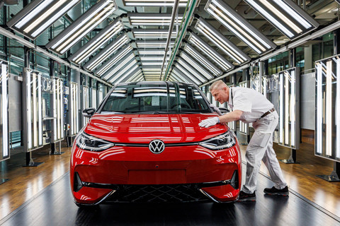 Para karyawan bekerja di jalur perakitan mobil listrik Volkswagen (VW) ID.3 milik produsen mobil Jerman, Volkswagen di Dresden, Jerman, pada 14 Mei 2025. Foto: JENS SCHLUETER / AFP