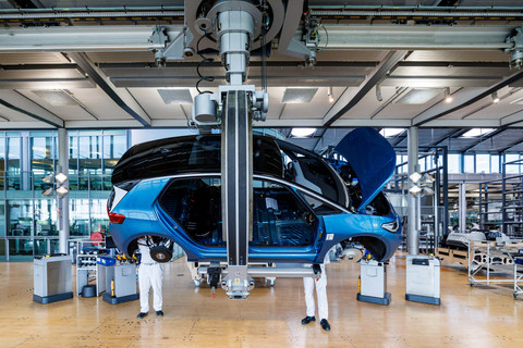 Para karyawan bekerja di jalur perakitan mobil listrik Volkswagen (VW) ID.3 milik produsen mobil Jerman, Volkswagen di Dresden, Jerman, pada 14 Mei 2025. Foto: JENS SCHLUETER / AFP