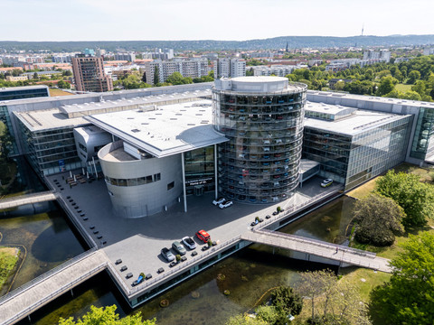 Pemandangan udara lokasi produksi mobil listrik Volkswagen (VW) ID.3 milik pabrikan mobil Jerman, Volkswagen di Dresden, Jerman, pada 14 Mei 2025. Foto: JENS SCHLUETER / AFP