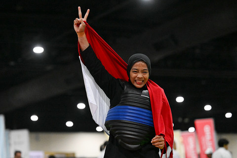Pesilat putri Indonesia Safira Dwi Meilani berpose usai mengalahkan pesilat Vietnam pada nomor tanding putri class B 50-55 kg SEA Games 2025 di Impact Arena Muang Thong Thani, Pak Kret, Nothanburi, Bangkok, Thailand, Rabu (17/12/2025). Foto: ANTARA FOTO/Nova Wahyudi