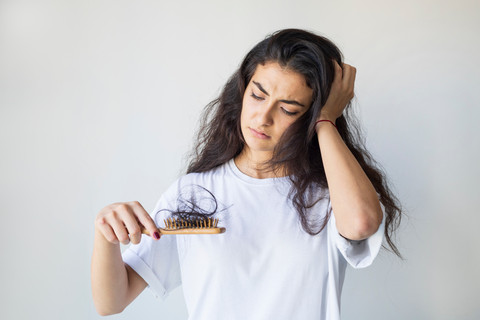 Ilustrasi rambut rontok. Foto: Hazal Ak/Shutterstock