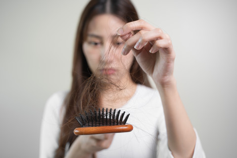 Ilustrasi rambut rontok. Foto: Pormezz/Shutterstock 