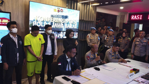 YouTuber Muhammad Adimas Firdaus Putra Nasihan atau Resbob dihadirkan dalam jumpa pers di Polda Jawa Barat, Bandung, Rabu (17/12/2025). Foto: Dok. kumparan