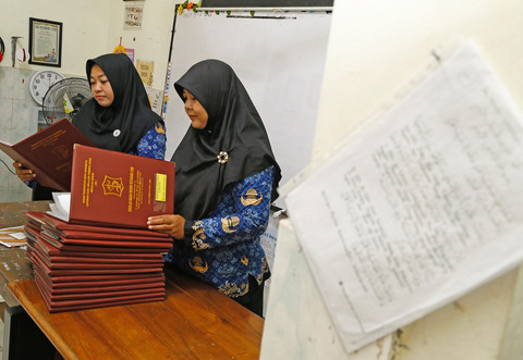 Lawan Stigma Fatherless, Para Ayah Ramai-ramai Ambil Rapor di Sekolah