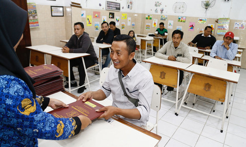 Lawan Stigma Fatherless, Para Ayah Ramai-ramai Ambil Rapor di Sekolah (1)