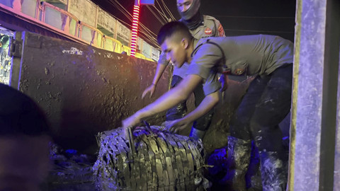 TNI-Polri dan warga mulai membersihkan lumpur dan sampah sisa banjir di ruas jalan lintas perkotaan Kabupaten Aceh Tamiang. Foto: Dok. Polri
