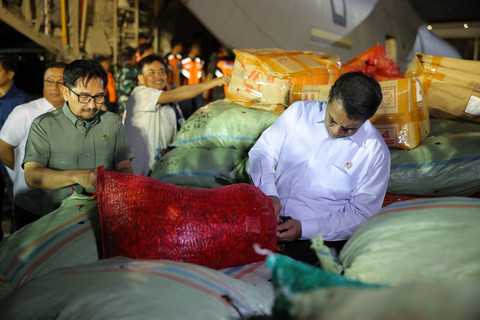 Mentan Amran Sulaiman membeli 40 ton cabai dari petani Aceh. Foto: Dok. Kementan RI