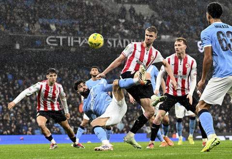 Pemain Manchester City Josko Gvardiol berebut bola dengan pemain Brentford Kristoffer Ajer pada pertandingan perempat final Piala Liga Inggris di Stadion Etihad, Manchester, Inggris, Rabu (17/12/2025). Foto: Peter Powell/Reuters