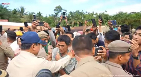 Presiden Prabowo Subianto menepuk-nepuk pundak warga yang terdampak bencana banjir dan longsor di posko pengungsian di Kabupaten Agam, Sumbar pada Kamis (18/12/2025).  Foto: Youtube/Sekretariat Presiden