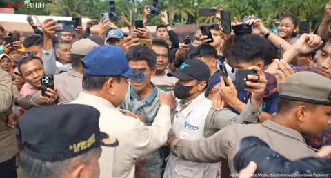Presiden Prabowo Subianto menepuk-nepuk pundak warga yang terdampak bencana banjir dan longsor di posko pengungsian di Kabupaten Agam, Sumbar pada Kamis (18/12/2025).  Foto: Youtube/Sekretariat Presiden