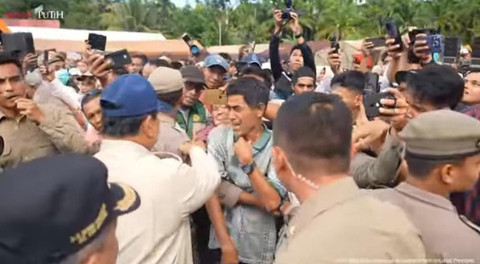 Presiden Prabowo Subianto menepuk-nepuk pundak warga yang terdampak bencana banjir dan longsor di posko pengungsian di Kabupaten Agam, Sumbar pada Kamis (18/12/2025).  Foto: Youtube/Sekretariat Presiden