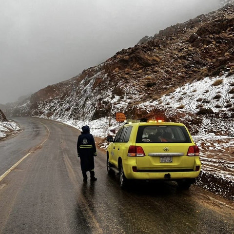Petugas Pertahanan Sipil Arab Saudi di lokasi hujan salju di Gunung Al-Lawz, Tabuk, 16/12/2025. Foto: X/@SaudiDCD