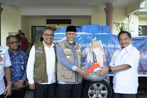 Mendagri Tito Karnavian serahkan bantuan bencana kepada Gubernur Sumbar Mahyeldi Ansharullah di Padang Pariaman, Sumbar, Rabu (17/12/2025). Foto: Kemendagri RI