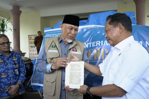Mendagri Tito Karnavian serahkan bantuan bencana kepada Gubernur Sumbar Mahyeldi Ansharullah di Padang Pariaman, Sumbar, Rabu (17/12/2025). Foto: Kemendagri RI