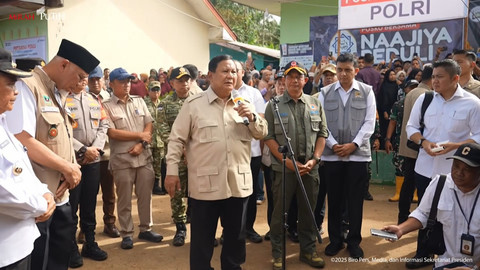 Presiden Prabowo Subianto meninjau posko pengungsian banjir bandang dan tanah longsor di Kabupaten Agam, Sumbar pada Kamis (18/12/2025).   Foto: Youtube/Sekretariat Presiden