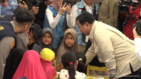 Presiden Prabowo Subianto berbincang dengan sejumlah anak saat meninjau posko pengungsian banjir bandang dan tanah longsor di Kabupaten Agam, Sumbar pada Kamis (18/12/2025).   Foto: Youtube/Sekretariat Presiden