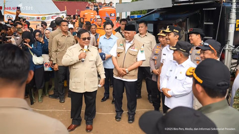 Presiden Prabowo Subianto meninjau posko pengungsian banjir bandang dan tanah longsor di Kabupaten Agam, Sumbar pada Kamis (18/12/2025). Foto: Youtube/Sekretariat Presiden