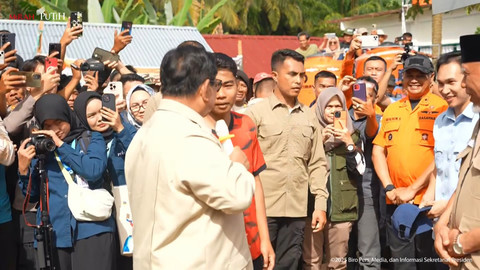 Presiden Prabowo Subianto berbincang dengan seorang anak saat meninjau posko pengungsian banjir bandang dan tanah longsor di Kabupaten Agam, Sumbar pada Kamis (18/12/2025). Foto: Youtube/Sekretariat Presiden