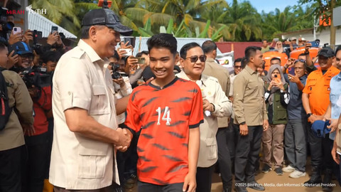 Presiden Prabowo Subianto berbincang dengan seorang anak saat meninjau posko pengungsian banjir bandang dan tanah longsor di Kabupaten Agam, Sumbar pada Kamis (18/12/2025). Foto: Youtube/Sekretariat Presiden