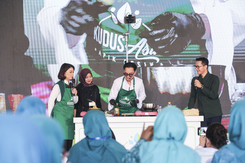 Isman Ridhwansah saat demo masak dalam rangkaian sosialisasi pengelolaan sampah organik rumah tangga di Pendapa Kabupaten Kudus. Foto: Dok. Djarum Foundation