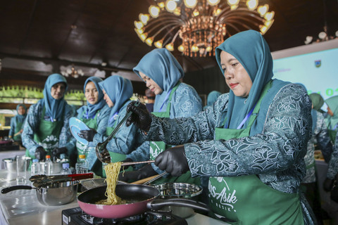Demo masak dalam rangkaian sosialisasi pengelolaan sampah organik rumah tangga di Pendapa Kabupaten Kudus. Foto: Dok. Djarum Foundation