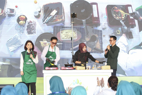 Isman Ridhwansah saat demo masak dalam rangkaian sosialisasi pengelolaan sampah organik rumah tangga di Pendapa Kabupaten Kudus. Foto: Dok. Djarum Foundation