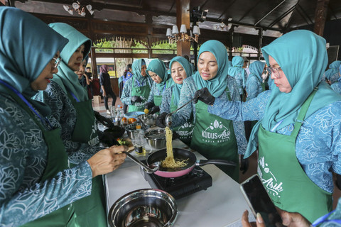 Demo masak dalam rangkaian sosialisasi pengelolaan sampah organik rumah tangga di Pendapa Kabupaten Kudus. Foto: Dok. Djarum Foundation