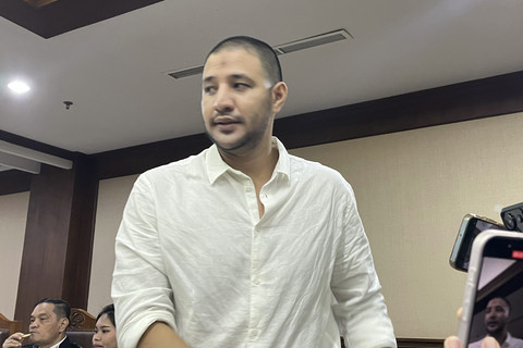 Ammar Zoni hadir dalam sidang kasus dugaan peredaran narkotika di PN Jakarta Pusat, Kamis (18/12/2025).  Foto: Vincentius Mario/kumparan