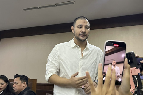 Ammar Zoni hadir dalam sidang kasus dugaan peredaran narkotika di PN Jakarta Pusat, Kamis (18/12/2025).  Foto: Vincentius Mario/kumparan