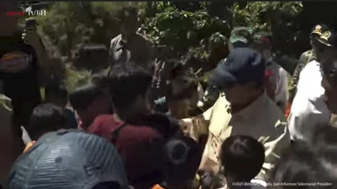 Momen bocah-bocah antri salaman dengan Presiden Prabowo Subianto saat meninjau lokasi jembatan Padang Mantuang di Padang Pariaman pada Kamis (18/12/2025). Foto: YouTube/Sekretariat Presiden