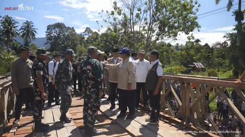 Presiden Prabowo Subianto saat meninjau lokasi jembatan Padang Mantuang di Padang Pariaman pada Kamis (18/12/2025). Foto: YouTube/Sekretariat Presiden
