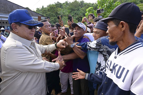 Presiden Prabowo Subianto mengunjungi posko pengungsian di SDN 05 Kayu Pasak Palembayan, Agam, Sumatera Barat, Kamis (18/12/2025). Foto: Muchlis Jr/Biro Pers Sekretariat Presiden