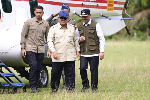Presiden Prabowo Subianto mengunjungi posko pengungsian di SDN 05 Kayu Pasak Palembayan, Agam, Sumatera Barat, Kamis (18/12/2025). Foto: Muchlis Jr/Biro Pers Sekretariat Presiden