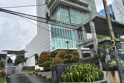 Kondisi kabel-kabel semrawut yang menjuntai di sepanjang Trotoar Jalan DI Panjaitan, Cawang, Jaktim, Kamis (18/12/2025). Foto: Abid Raihan/kumparan