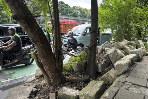 Kondisi kabel-kabel semrawut yang menjuntai di sepanjang Trotoar Jalan DI Panjaitan, Cawang, Jaktim, Kamis (18/12/2025). Foto: Abid Raihan/kumparan
