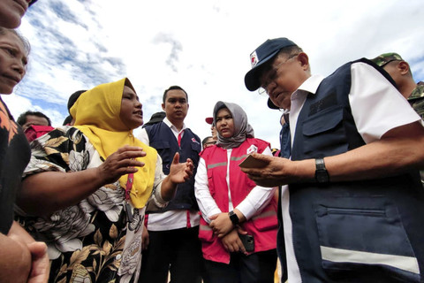 Ketua PMI Jusuf Kalla meninjau Lokasi Banjir Bandang dan Posko Pengungsian Palang Merah Indonesia (PMI) di Kecamatan Tukka, Kabupaten Tapanuli Tengah, Sumatera Utara, Kamis (18/12/2025). Foto: Dok. PMI