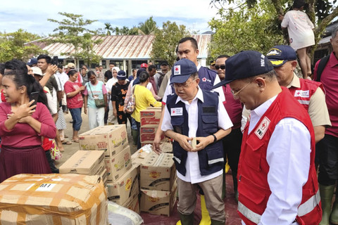 Ketua PMI Jusuf Kalla meninjau Lokasi Banjir Bandang dan Posko Pengungsian Palang Merah Indonesia (PMI) di Kecamatan Tukka, Kabupaten Tapanuli Tengah, Sumatera Utara, Kamis (18/12/2025). Foto: Dok. PMI