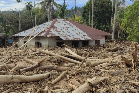 Bangunan yang rusak akibat banjir bandang di Kecamatan Tukka, Kabupaten Tapanuli Tengah, Sumatera Utara, Kamis (18/12/2025). Foto: Dok. PMI