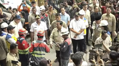 Momen Presiden Prabowo Subianto meninjau lokasi jalan yang terputus akibat bencana banjir dan longsor di Lembah Anai, Tanah Datar, Sumatera Barat pada Kamis (18/12/2025). Foto: YouTube/Sekretariat Presiden