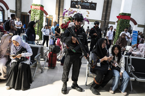 Personel Brimob Polda Jawa Tengah berjaga usai mengikuti apel gelar pasukan kesiapan angkutan Natal 2025 dan Tahun Baru 2026 di Stasiun Tawang, Semarang, Jawa Tengah, Kamis (18/12/2025). Foto: Aprillio Akbar/ANTARA FOTO